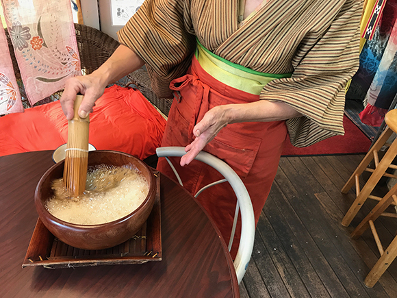 茶せんで泡立てる着物の店員