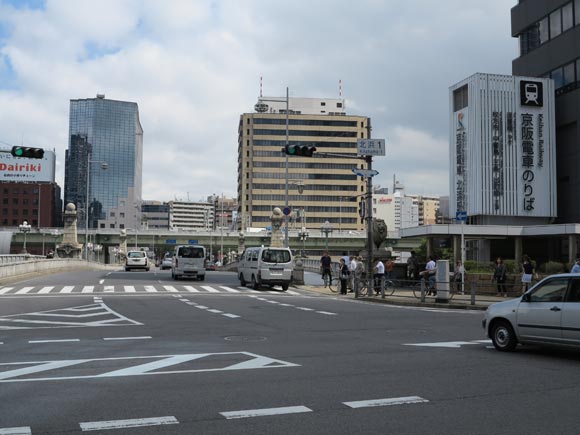 4車線の道路が走る北浜駅前