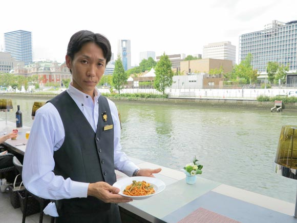 パスタを運んでくれた高橋さん