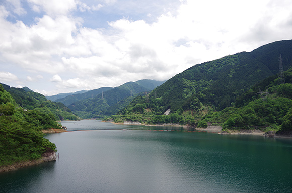 湖と山並み