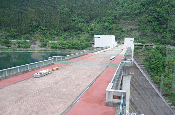 資料館から見るダムの堤頂