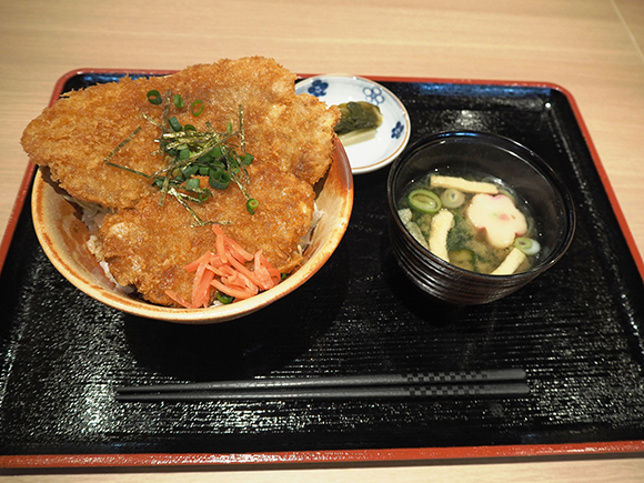 丼と汁物とお漬物