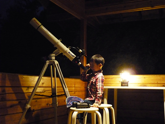 天体望遠鏡を覗く男の子