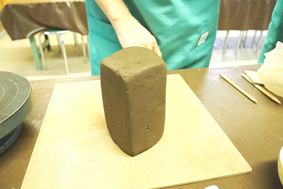 ブロック状に成形された粘土