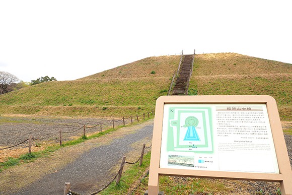 稲荷山古墳の階段下