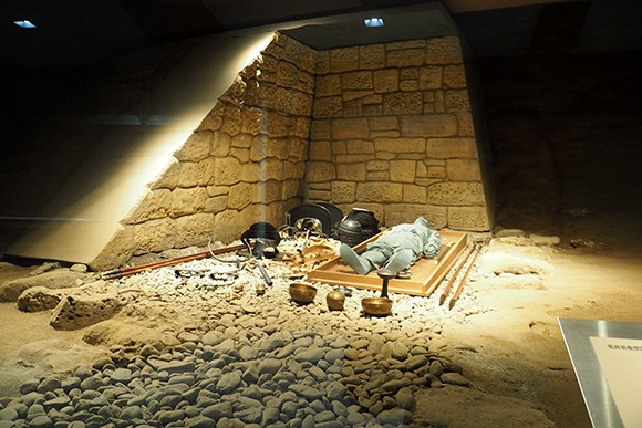 将軍山古墳内にある石室の展示