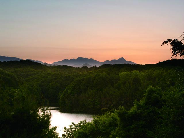 湖を囲む山々と美しい夕焼け