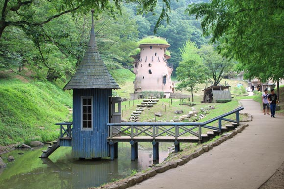 個性的な建物が並ぶ公園