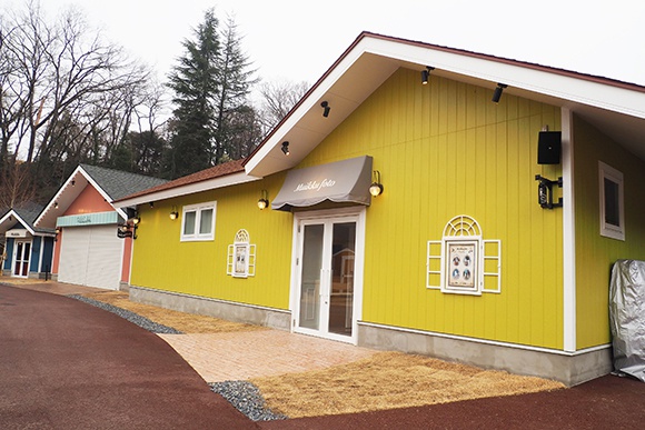 三角屋根の黄色い建物