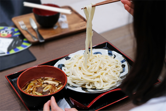 お盆につけ汁とうどん