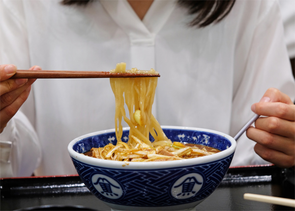 麺を箸で持ち上げる様子