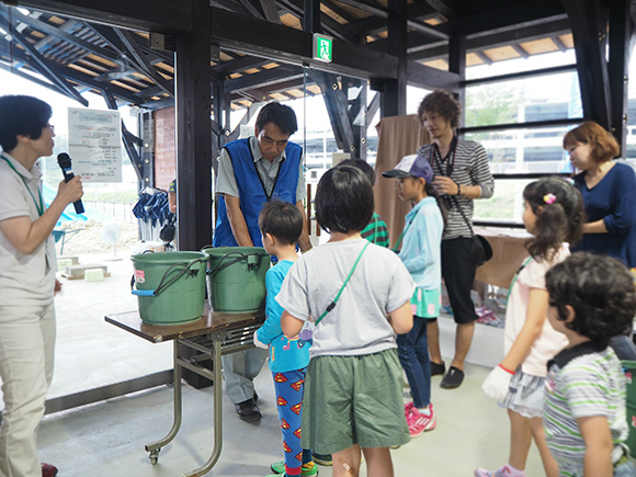 発掘方法を学ぶ子供たち