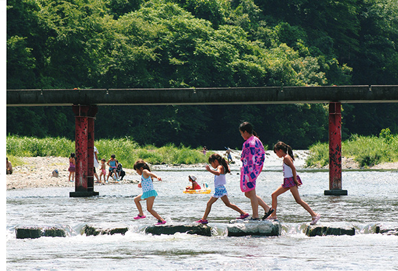 飛び石を渡る子ども達