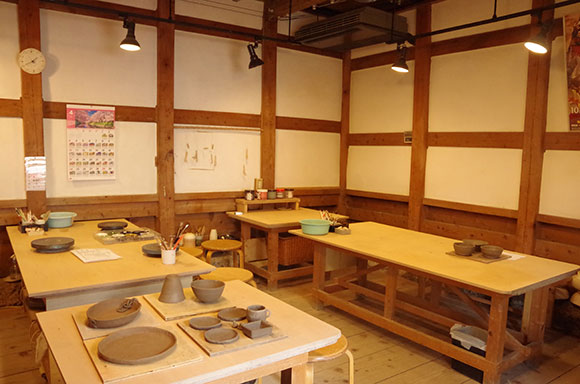 木の机が並んだ教室