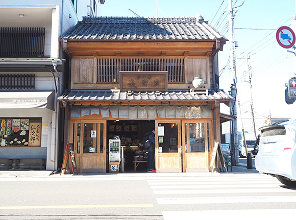 2階建ての瓦屋根の建物