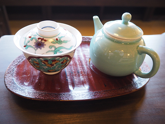 水色の急須と花模様の茶碗