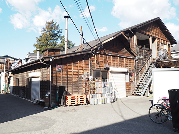 木でできた味のある建物