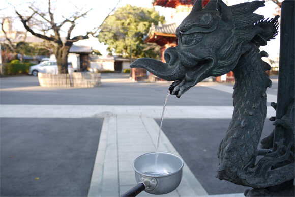 水が出る龍の像と柄杓