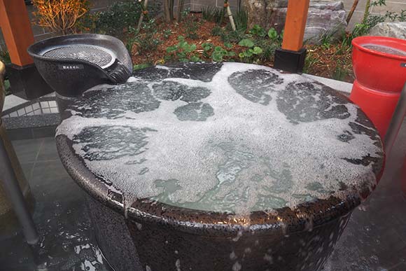 気泡が湧いている陶器風呂