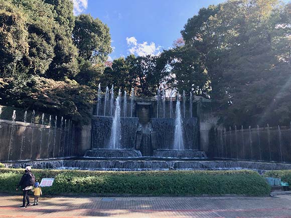 滝がある石造りの大きな噴水