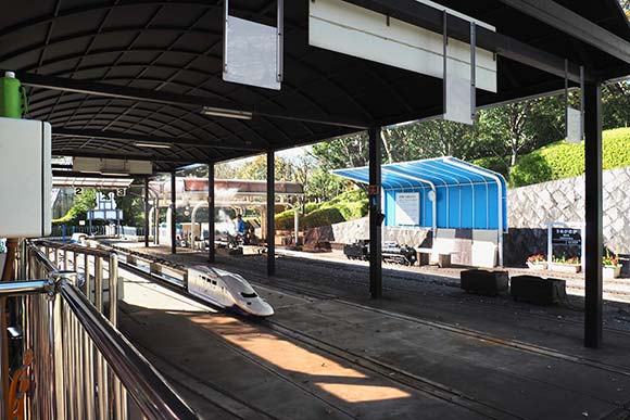 ミニ鉄道の駅ホーム