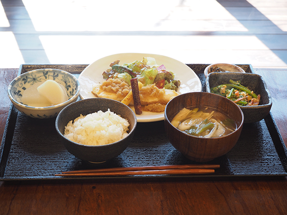 お盆の上に並んだ料理