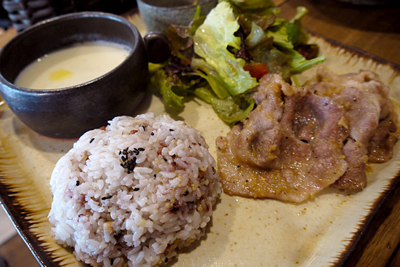 ご飯とお肉とサラダとスープ