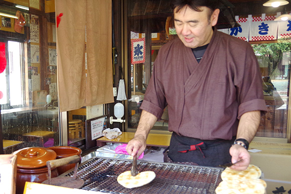 煎餅を焼いている様子