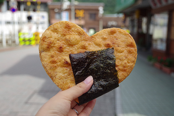 ハート型の焼きたて煎餅