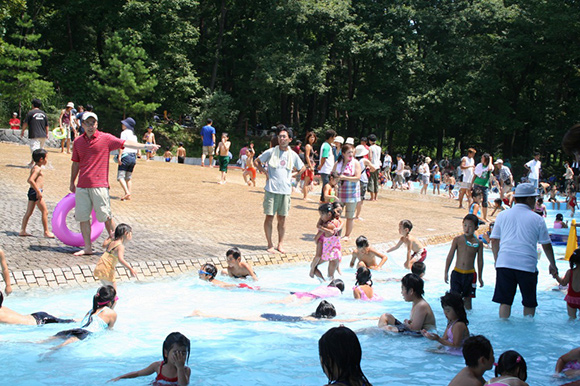 池で水遊びをする子供たち