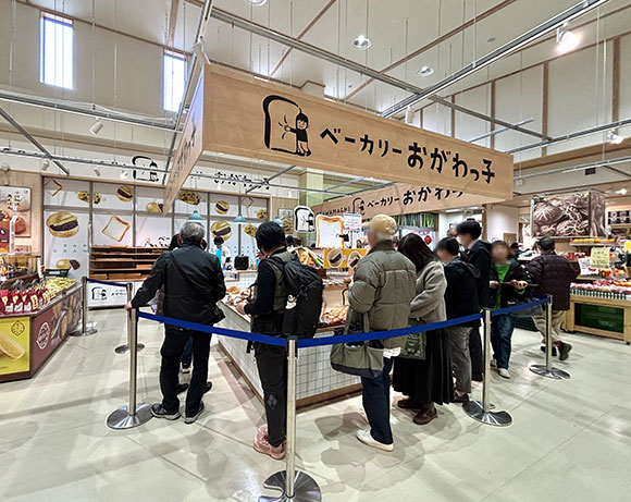 ベーカリーに並ぶ人々