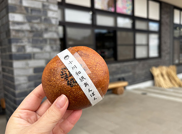 白い帯がついたあんぱん