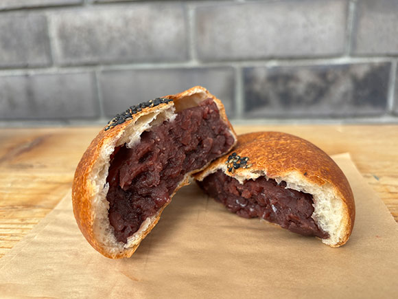 2つに割ったあんぱん