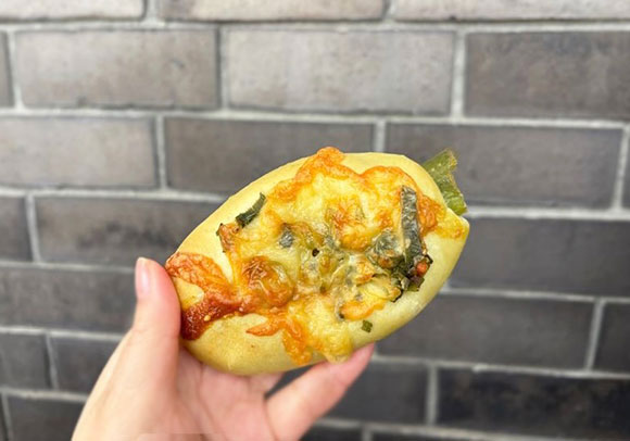 手に持ったねぎパン