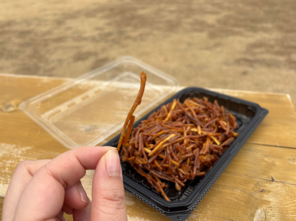 濃い茶色の細い芋けんぴ