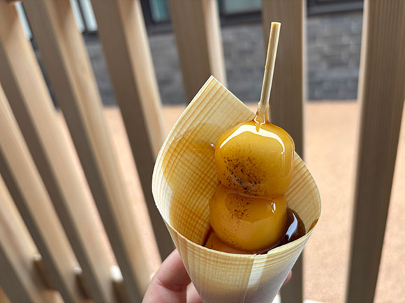 円錐状の容器に入ったお団子