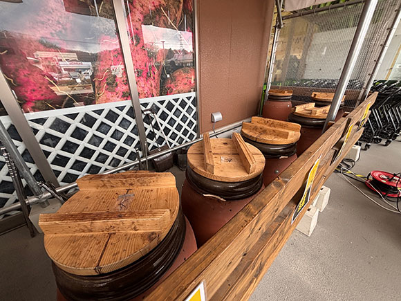 店頭に並んだ焼きいも用のつぼ