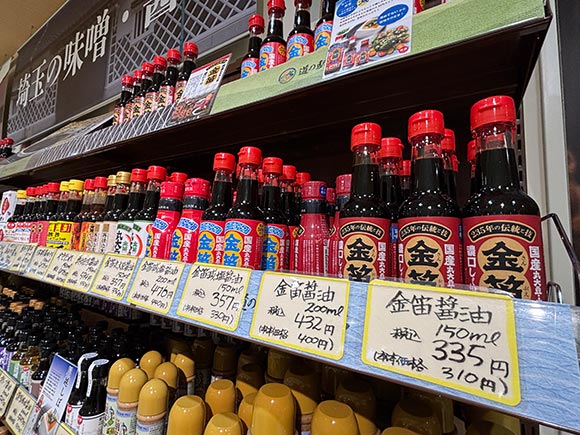 棚に並ぶたくさんの醤油