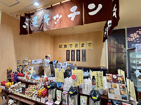 出汁などが入ったポットが並ぶ場所