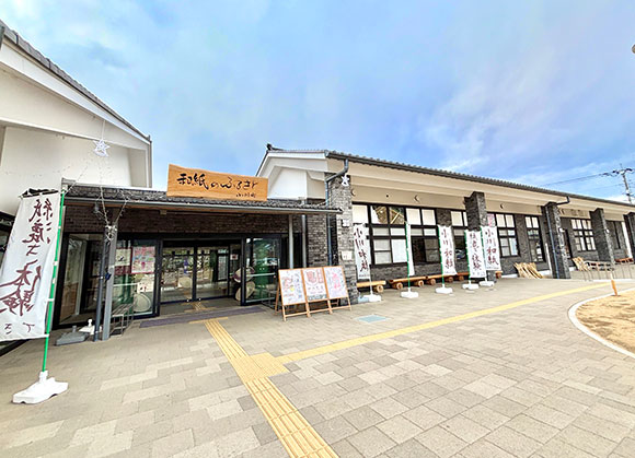 横に長い和風の建物