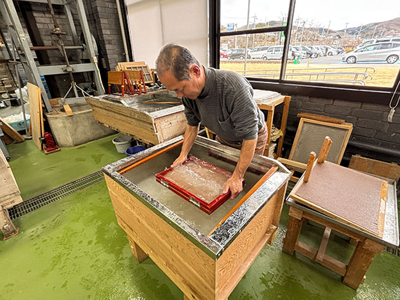 簀桁を揺する男性の職人