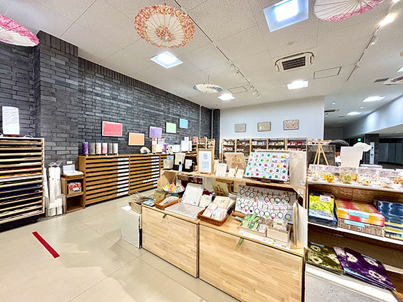 店頭に並んだ和紙製品