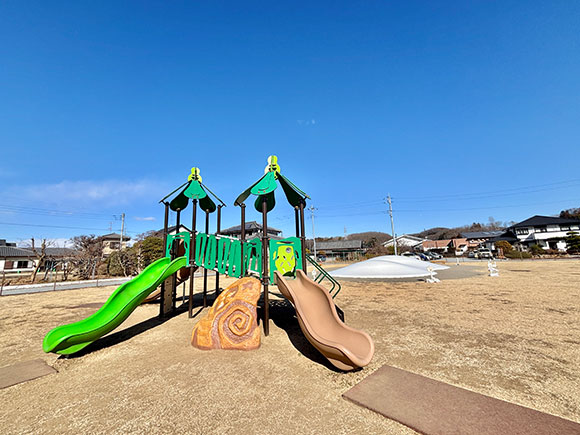 緑色の滑り台など
