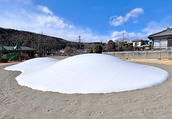 山のような白い大きな遊具