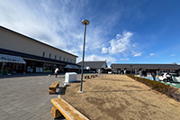 芝生広場と道の駅外観