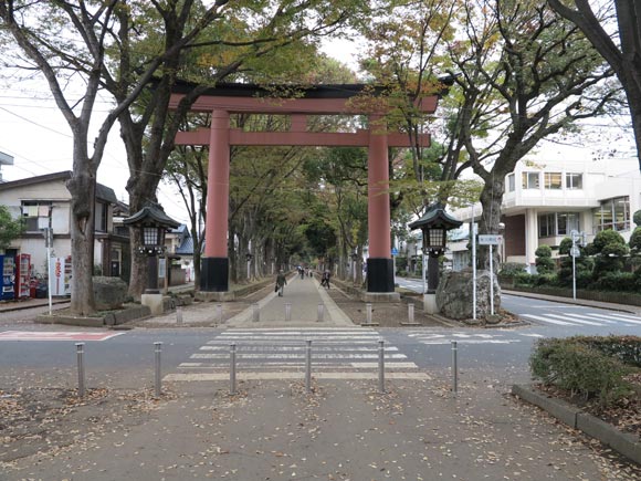 二の鳥居からまっすぐ続く参道