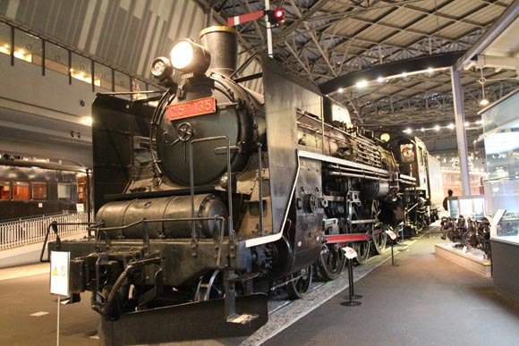 真っ黒なC57形蒸気機関車