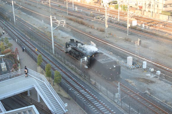 煙をあげて走る蒸気機関車