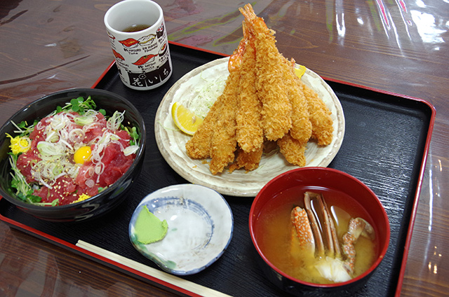 大盛りエビフライと中落ち丼