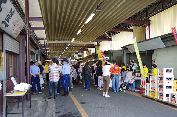 イベントに集まる人々